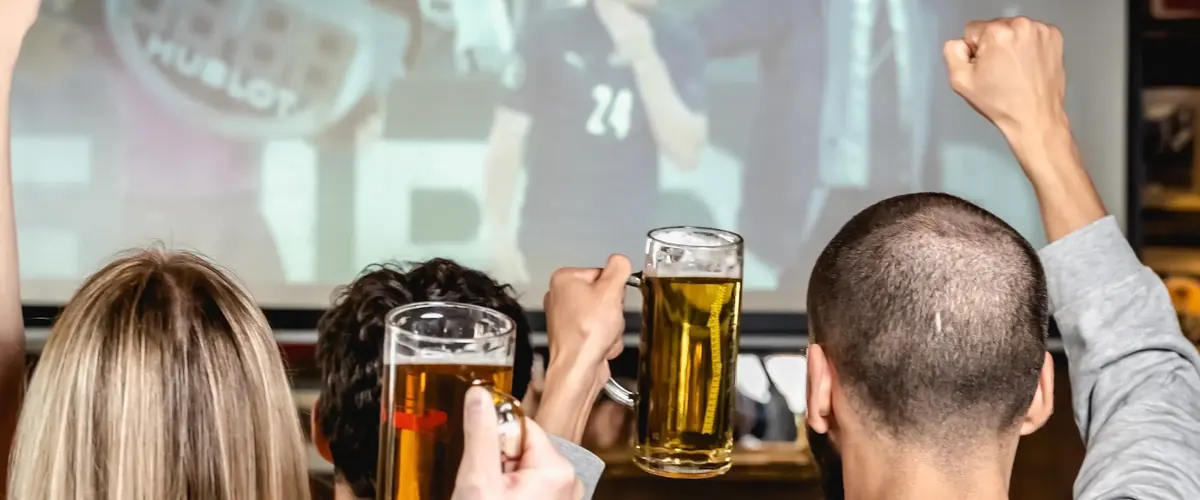 Quiz teams raising their beers at a pub quiz in Vienna