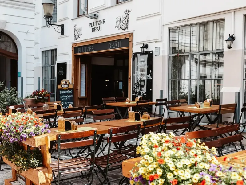 Gastgarten vor dem Plutzer Bräu in der Schrankgasse am Spittelberg