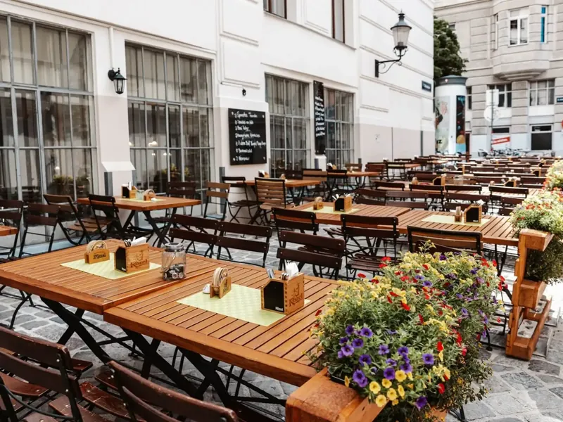 Gastgarten mit Blumen vor dem Plutzer Bräu in Wien Neubau